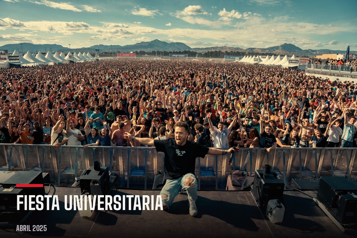 Cristian Gil ante el público de la fiesta universitaria, Universidad de Alicante, abril de 2025